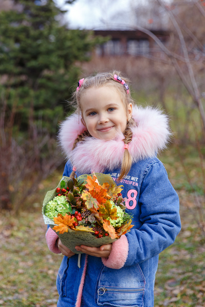 Прогулка на улице. Выпускные альбомы в школе и детском саду