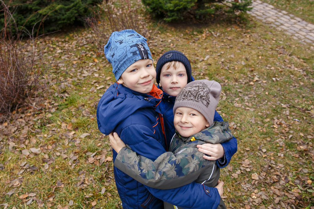 Прогулка на улице. Выпускные альбомы в школе и детском саду