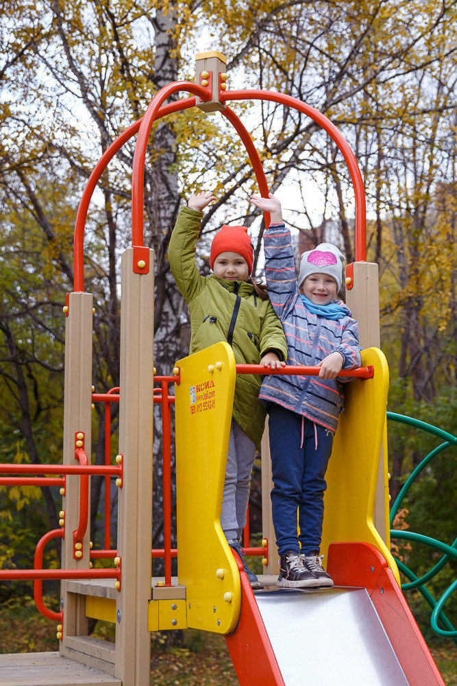 Прогулка на улице. Выпускные альбомы в школе и детском саду