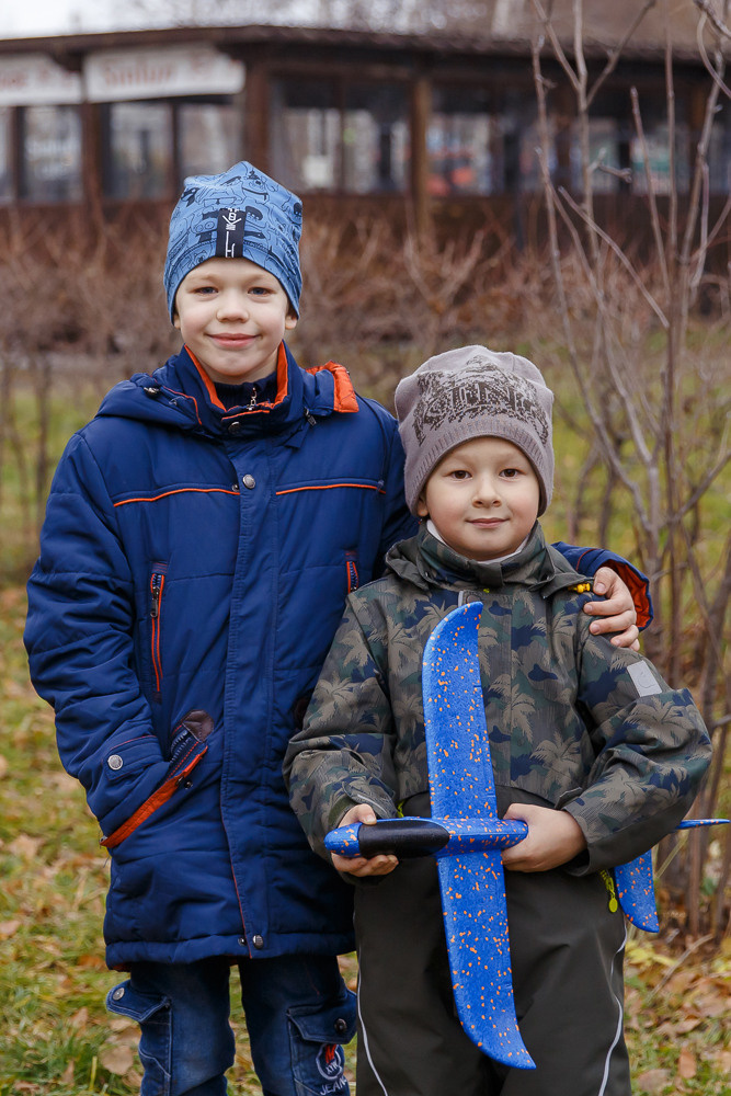 Прогулка на улице. Выпускные альбомы в школе и детском саду