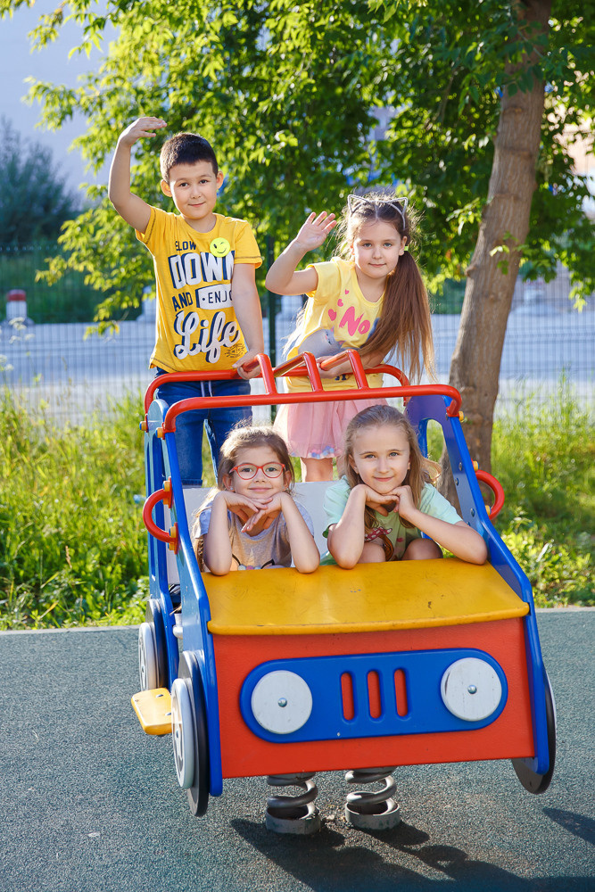 Прогулка на улице. Выпускные альбомы в школе и детском саду