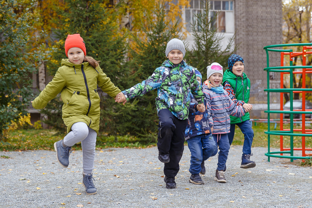 Прогулка на улице. Выпускные альбомы в школе и детском саду