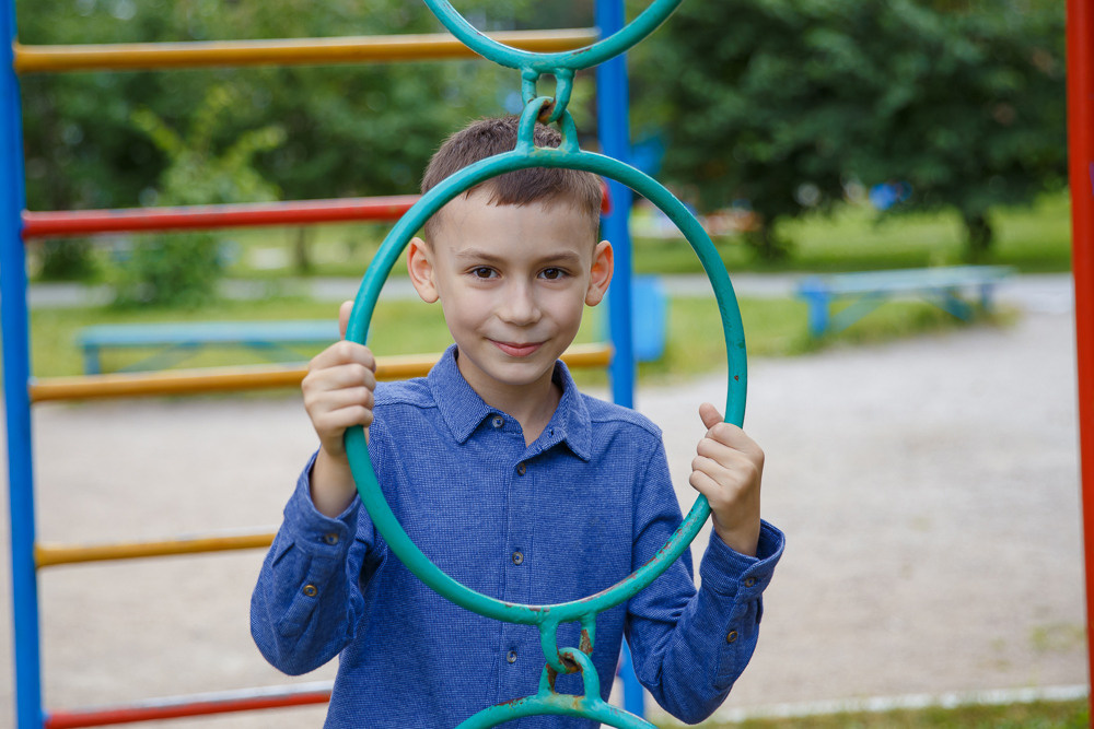 Прогулка на улице. Выпускные альбомы в школе и детском саду
