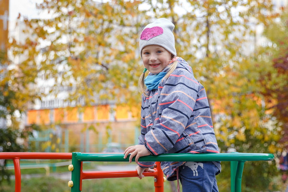 Прогулка на улице. Выпускные альбомы в школе и детском саду
