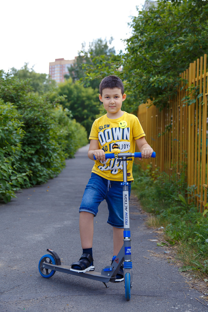Прогулка на улице. Выпускные альбомы в школе и детском саду