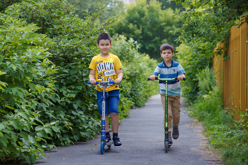 Прогулка на улице. Выпускные альбомы в школе и детском саду