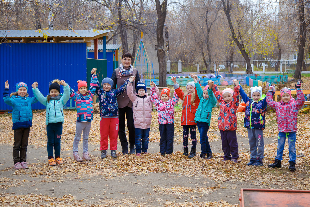 Прогулка на улице. Выпускные альбомы в школе и детском саду