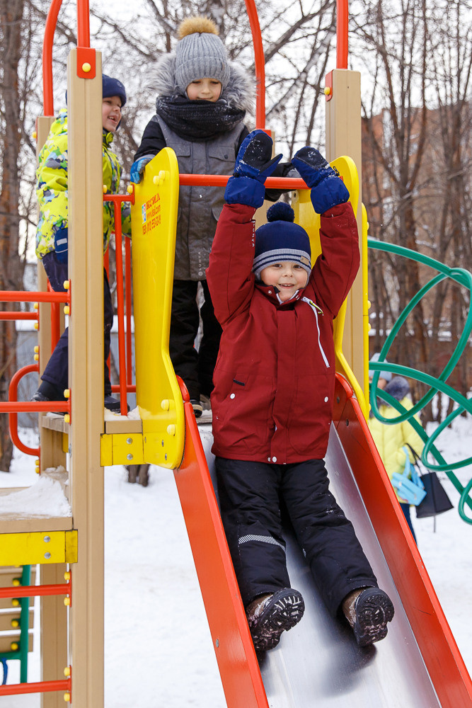 Прогулка на улице. Выпускные альбомы в школе и детском саду