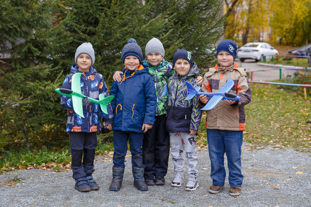 Прогулка на улице. Выпускные альбомы в школе и детском саду