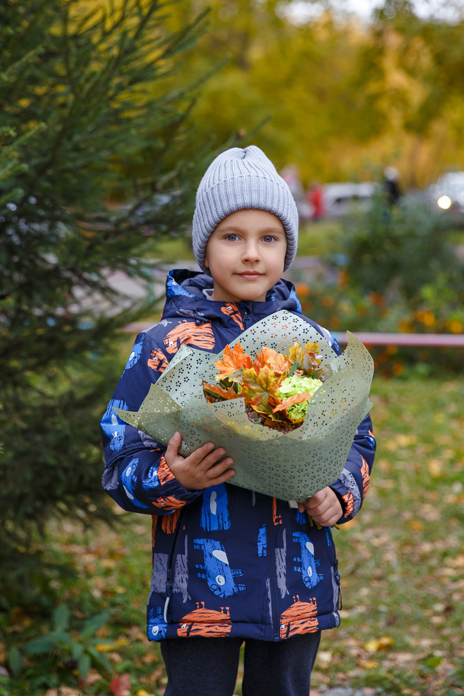 Прогулка на улице. Выпускные альбомы в школе и детском саду