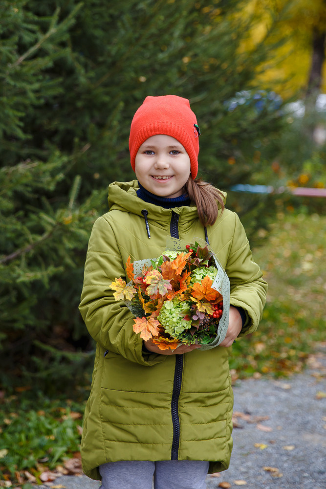 Прогулка на улице. Выпускные альбомы в школе и детском саду