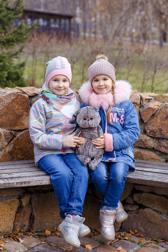Прогулка на улице. Выпускные альбомы в школе и детском саду