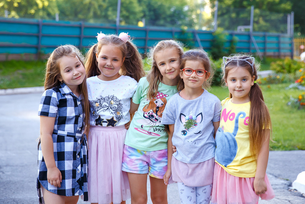 Прогулка на улице. Выпускные альбомы в школе и детском саду