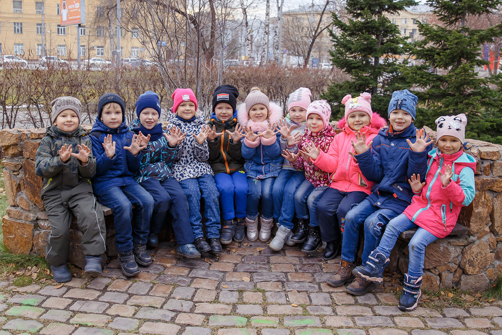 Прогулка на улице. Выпускные альбомы в школе и детском саду