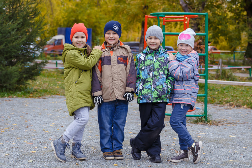 Прогулка на улице. Выпускные альбомы в школе и детском саду