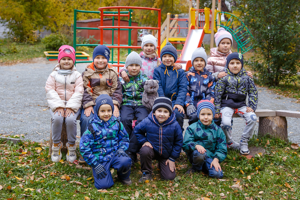 Прогулка на улице. Выпускные альбомы в школе и детском саду