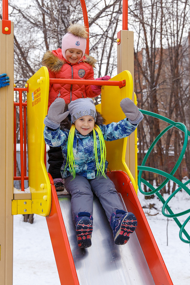 Прогулка на улице. Выпускные альбомы в школе и детском саду