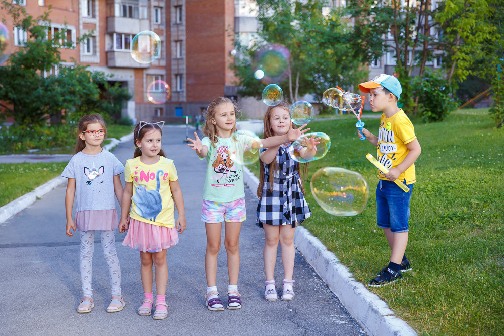 Прогулка на улице. Выпускные альбомы в школе и детском саду