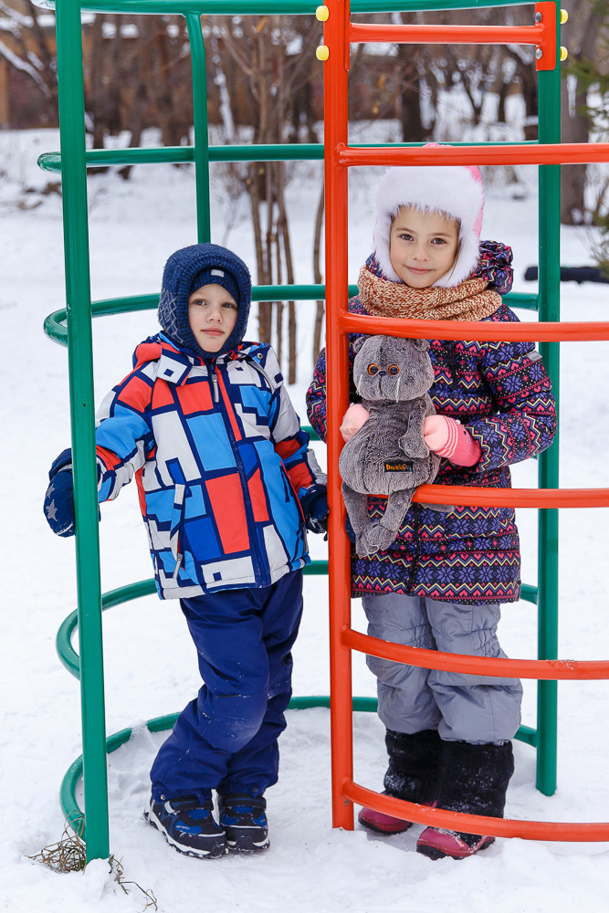 Прогулка на улице. Выпускные альбомы в школе и детском саду