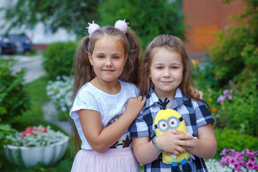 Прогулка на улице. Выпускные альбомы в школе и детском саду