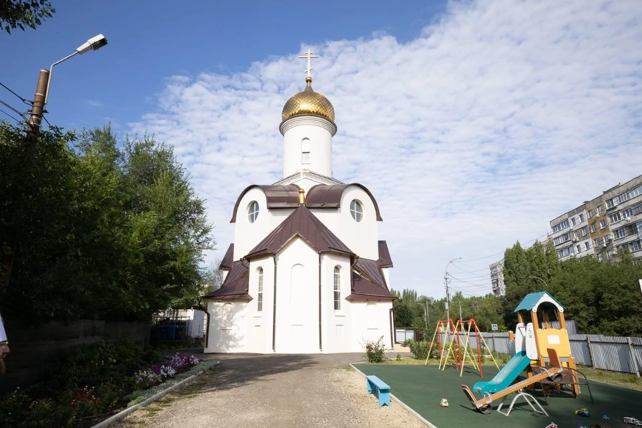 Митрополит Игнатий совершил божественную литургию в храме Всех скорбящих Радость. Саратовское Северо-Западное благочиние