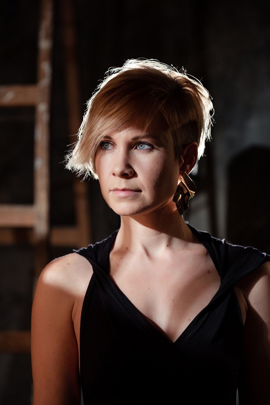 Контрастный портрет женщины с жёстким студийным освещением