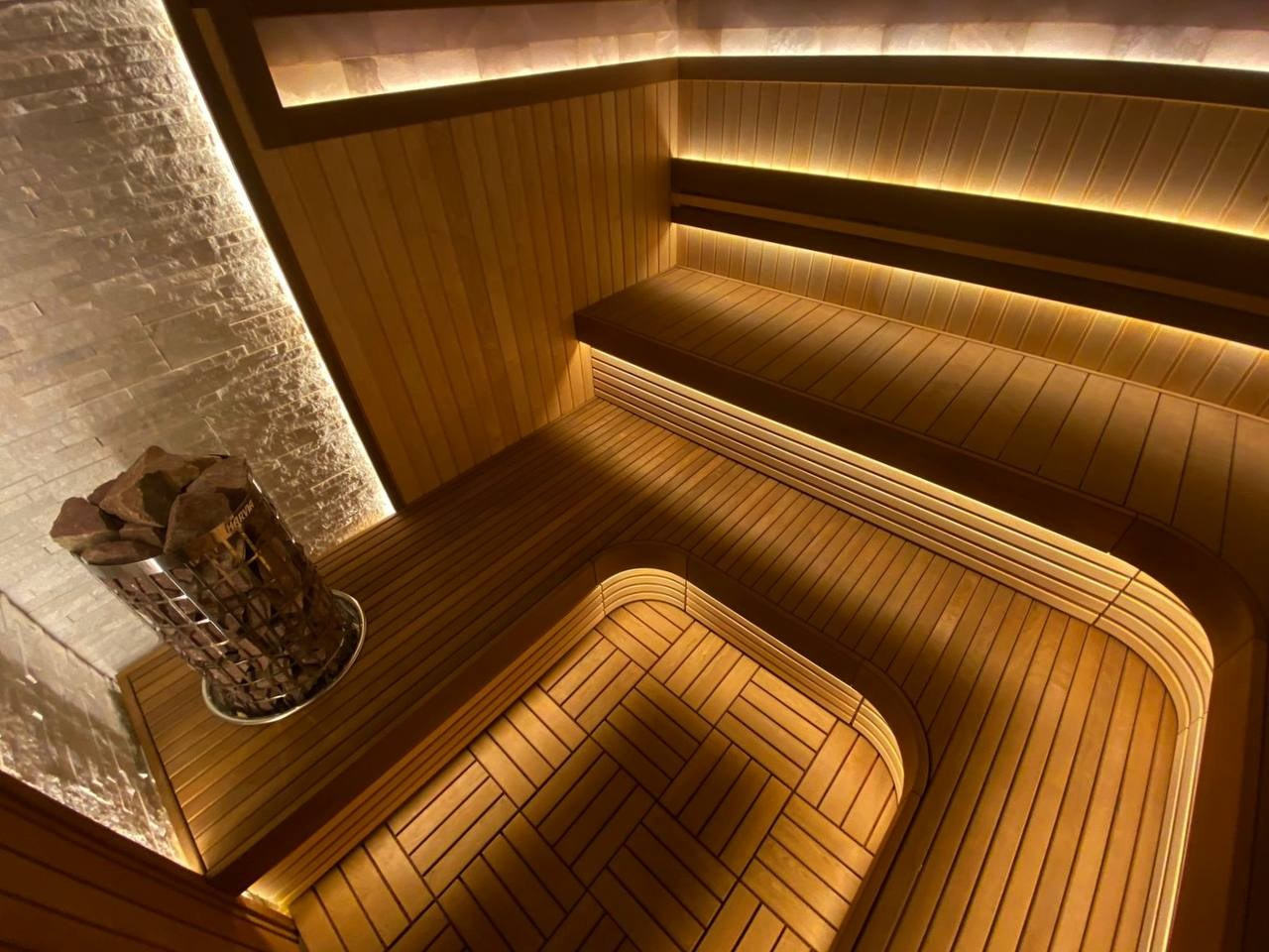 Сауна в Никольском полностью выполнена из тёплой термоольхи и наполнена природной силой можжевельника, белого кварцита и гималайской соли. SaunaTopMasters