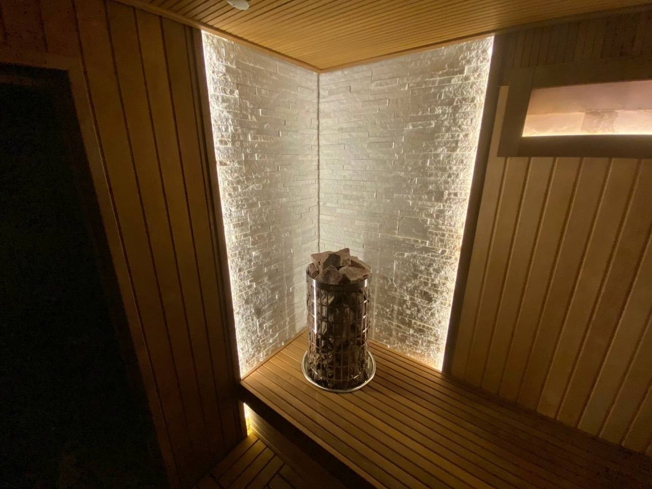Сауна в Никольском полностью выполнена из тёплой термоольхи и наполнена природной силой можжевельника, белого кварцита и гималайской соли. SaunaTopMasters