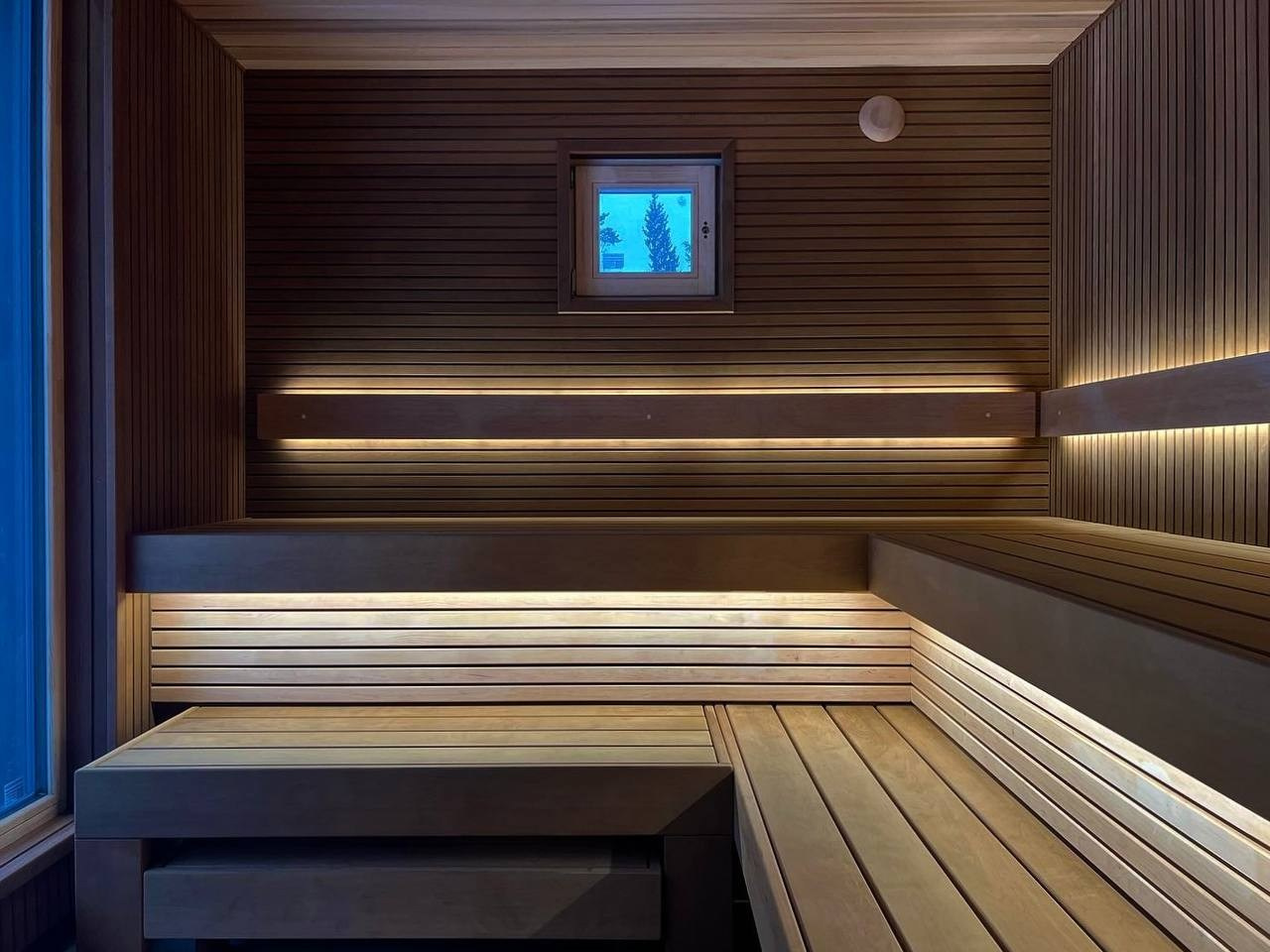 Сауна в Истре из ольхи разного профиля и разной степени термообработки. Огромное панорамное окно и 16.5 кВт энергии, преобразованной в пар!. SaunaTopMasters