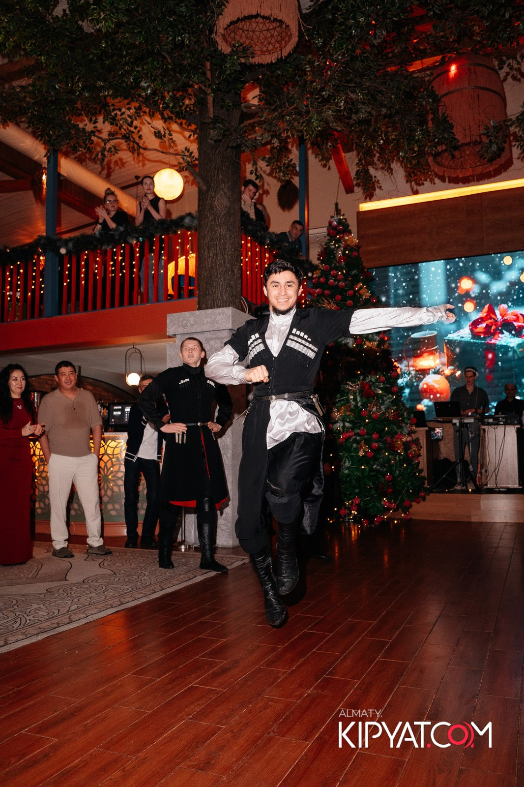 ГРУЗИНСКИЙ ДВОР НА КАБАНБАЙ БАТЫРА. КИПЯТКОМ АЛМАТЫ!