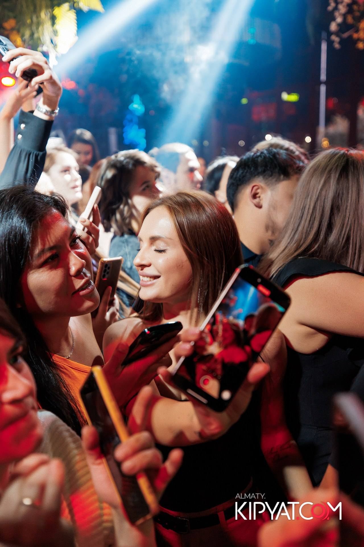 FRIENDS BAR & TERRACE. КИПЯТКОМ АЛМАТЫ!