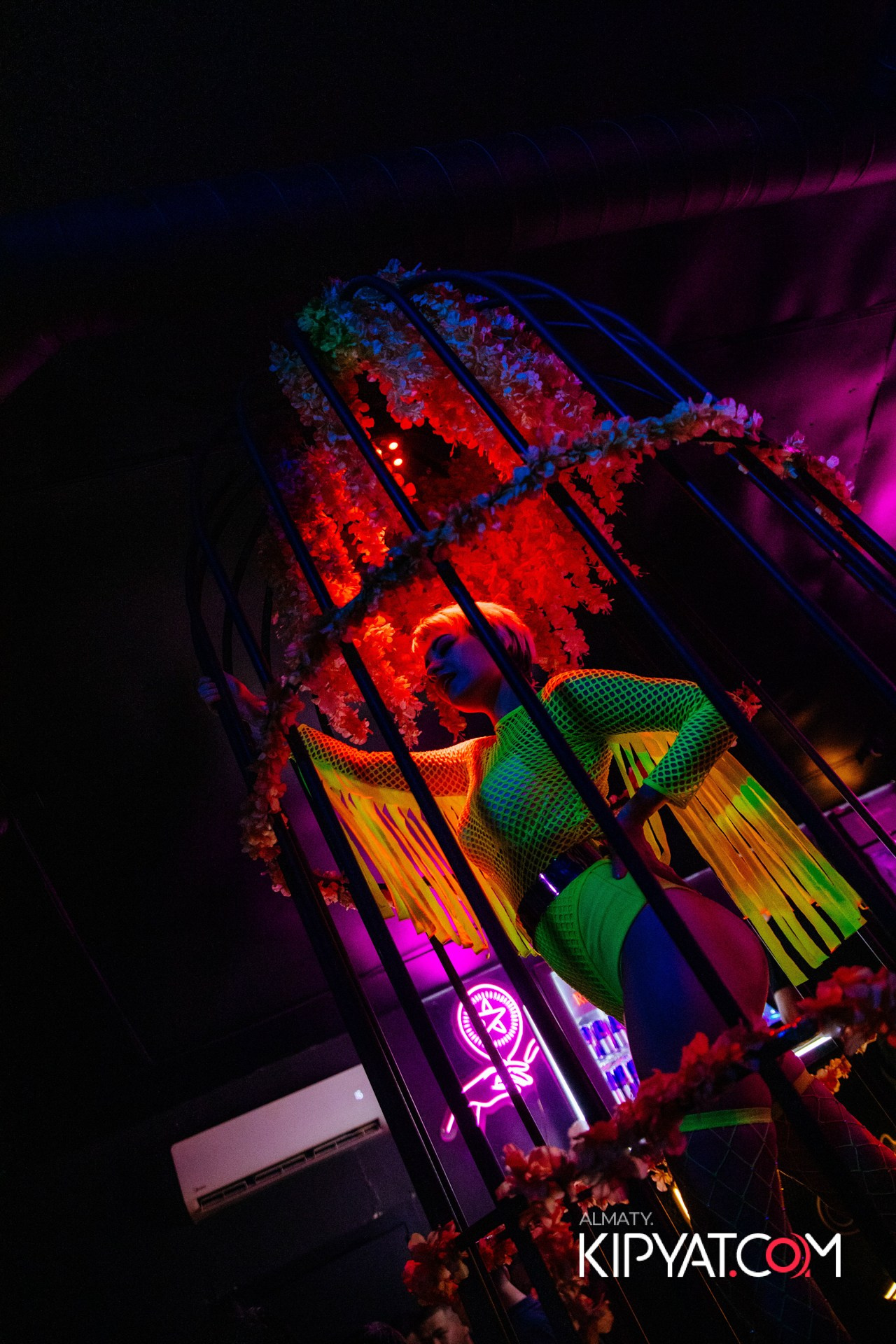 UYAT EMES BAR. КИПЯТКОМ АЛМАТЫ!