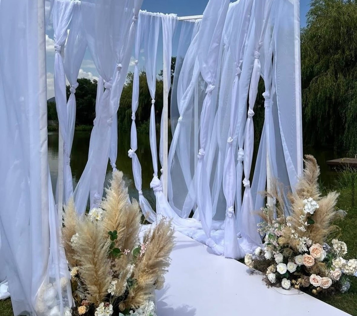 «Однажды взявшись за руки…» не выдуманная история двух влюбленных. Свадьба в загородном клубе на берегу озера с видом на Бештау. Организация мероприятий ЮФО