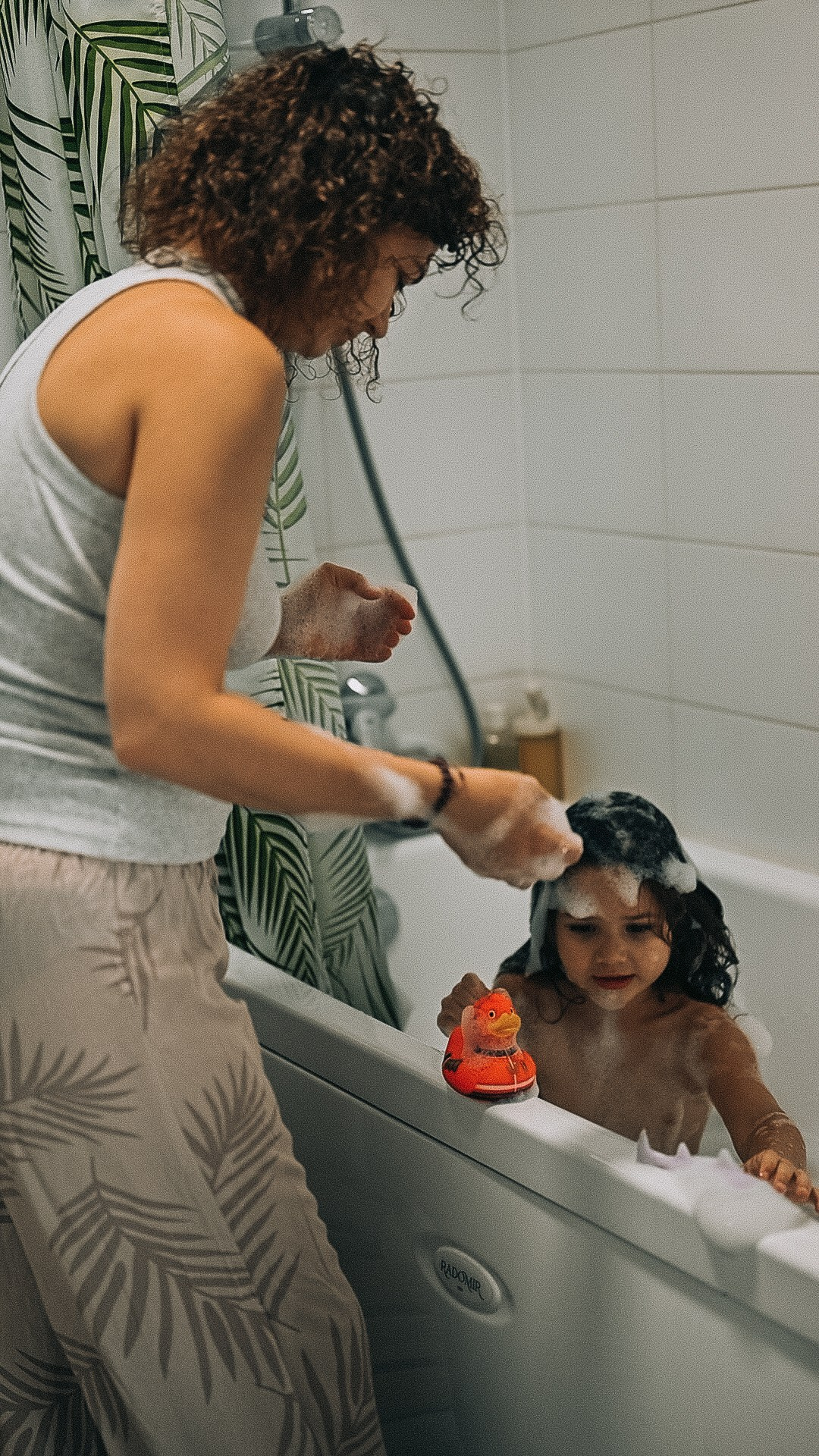 Элиза купается в ванне. Семейный фотограф в Москве Дарья Пузикова