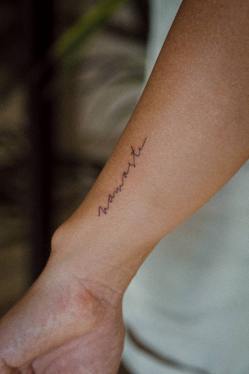 мини тату в Москве, надпись тонким шрифтом Namaste 
