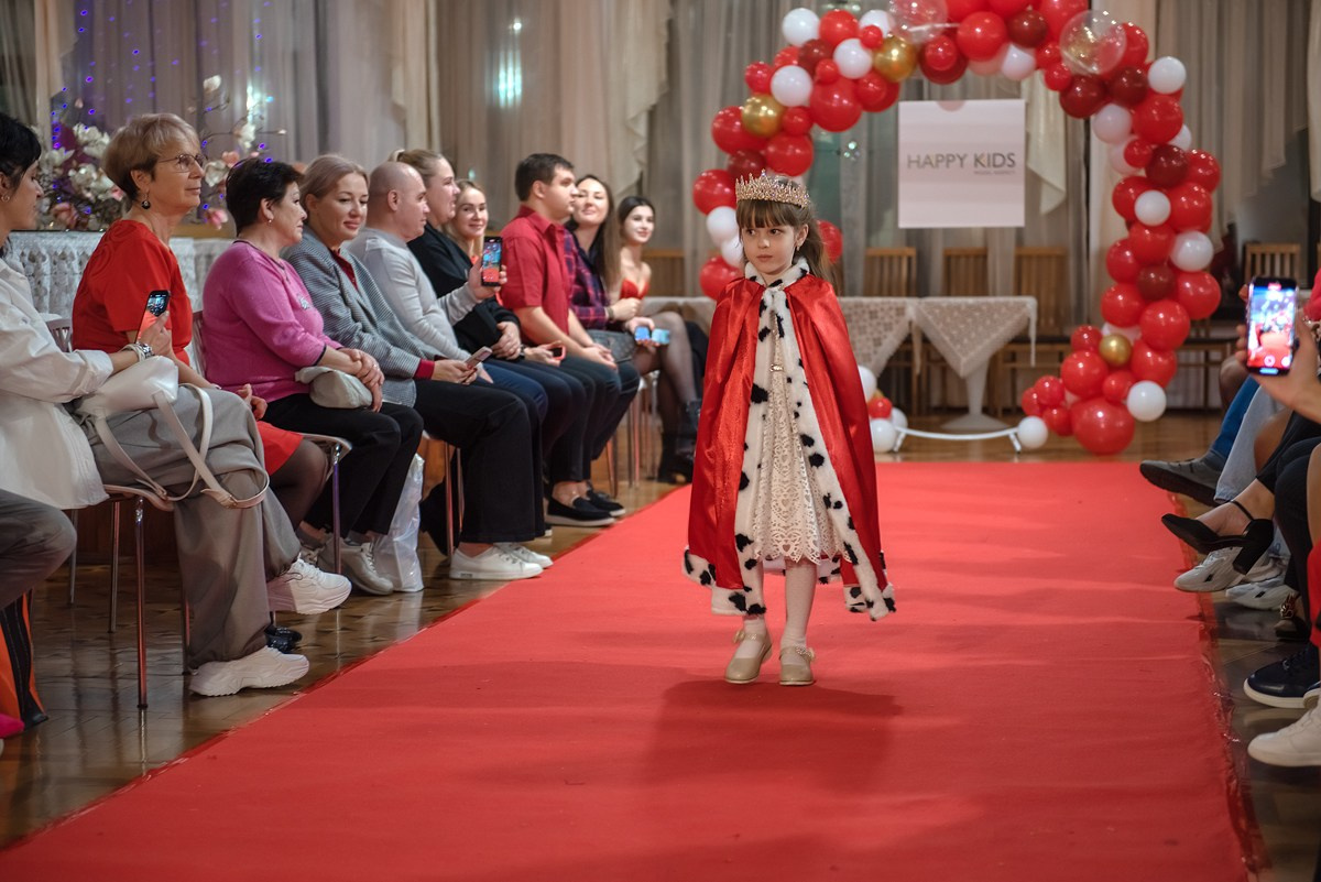 Выпускной в детской школе моделей HAPPYkids 2024. Семейный и коммерческий фотограф в Сочи Александр Бодунов