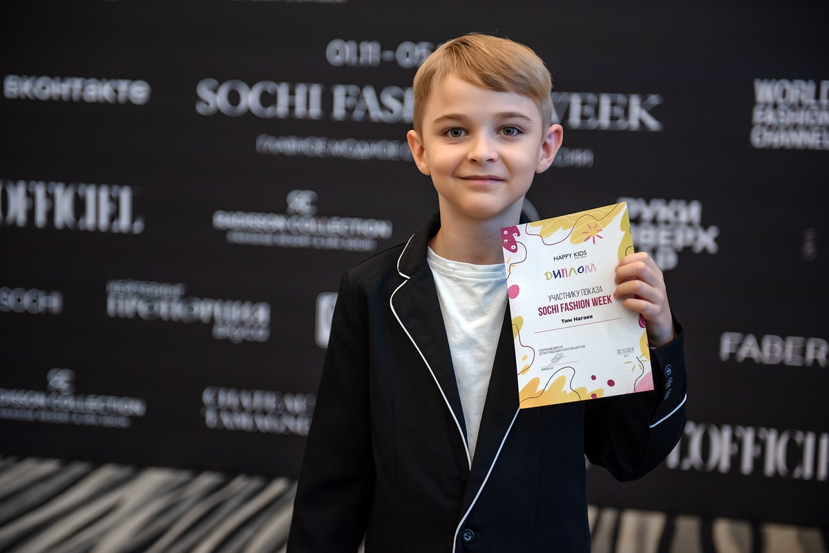 SochiFashionWeek2024 дизайнер Юлия Крылова. Семейный и коммерческий фотограф в Сочи Александр Бодунов