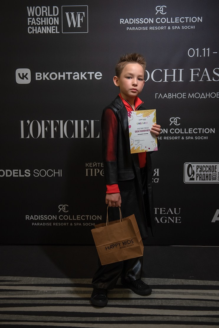 SochiFashionWeek2024 дизайнер Анохина Светлана. Семейный и коммерческий фотограф в Сочи Александр Бодунов