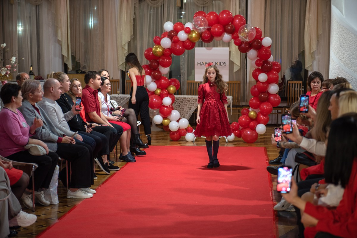 Выпускной в детской школе моделей HAPPYkids 2024. Семейный и коммерческий фотограф в Сочи Александр Бодунов