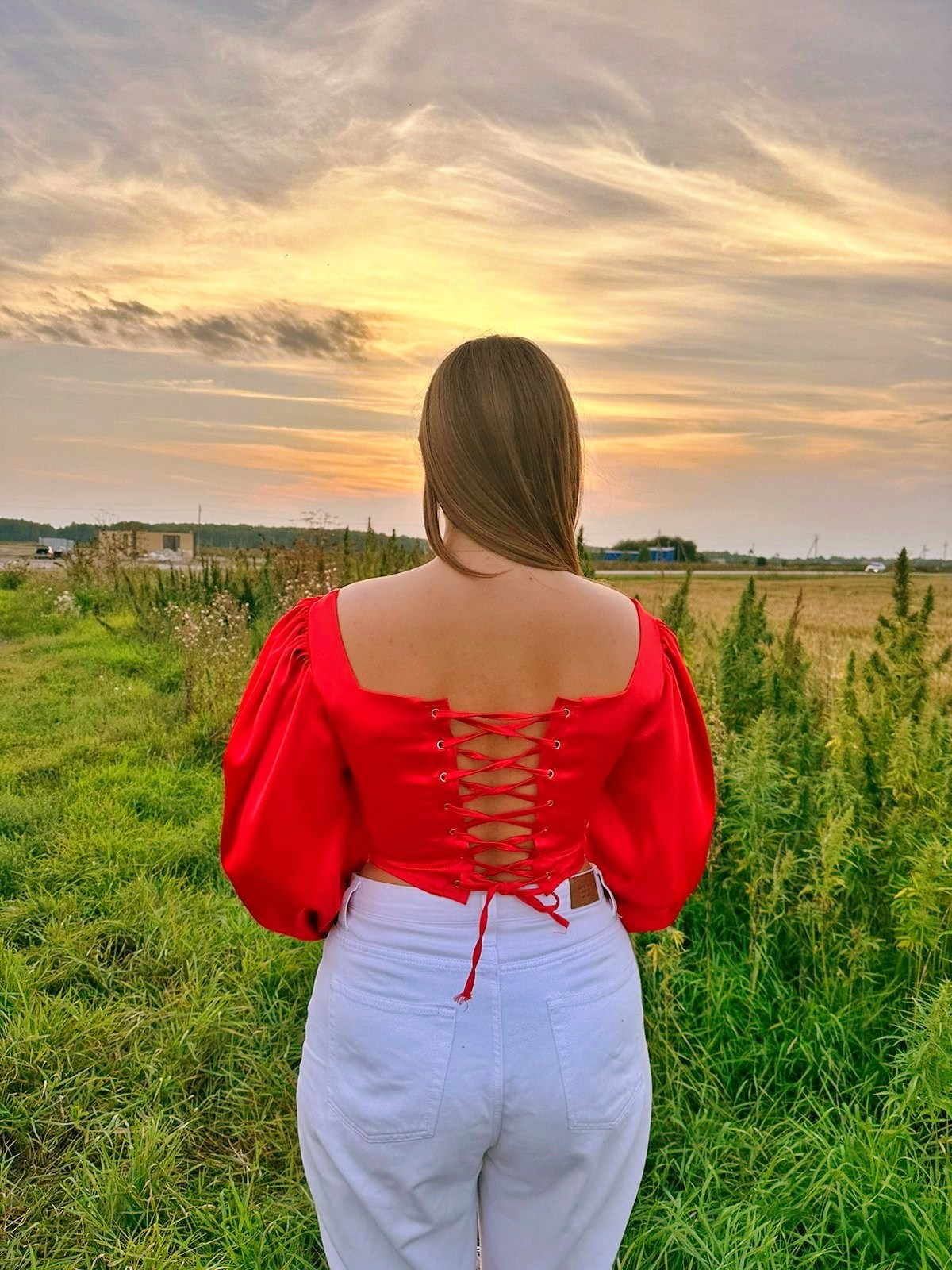 Красный корсет с длинными рукавами. Туры на Байкал с фотографом под ключ. Фотосессии на Ольхоне