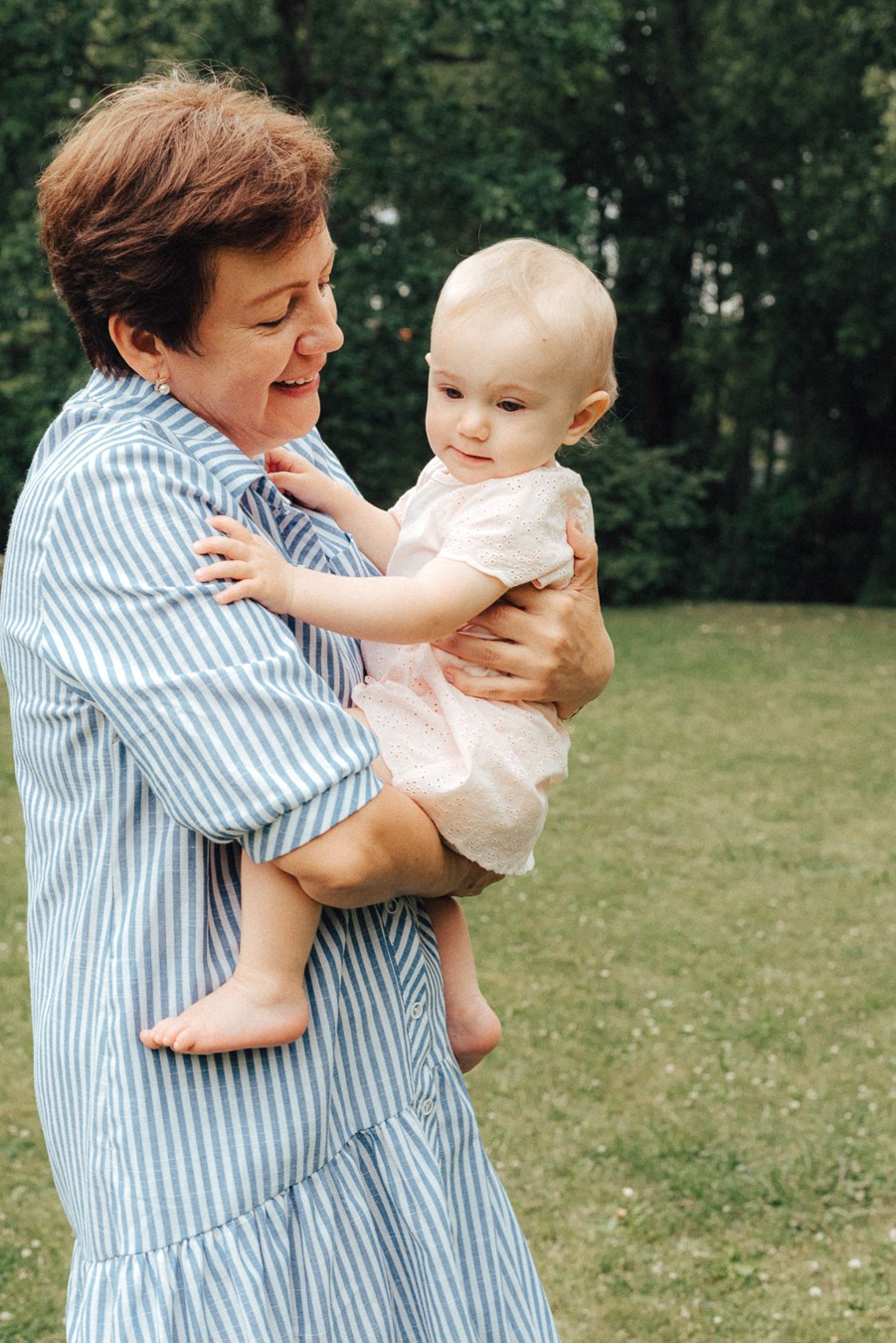 Коля, Ксюша, Саша, Андрей, Кира и бабушки | на даче