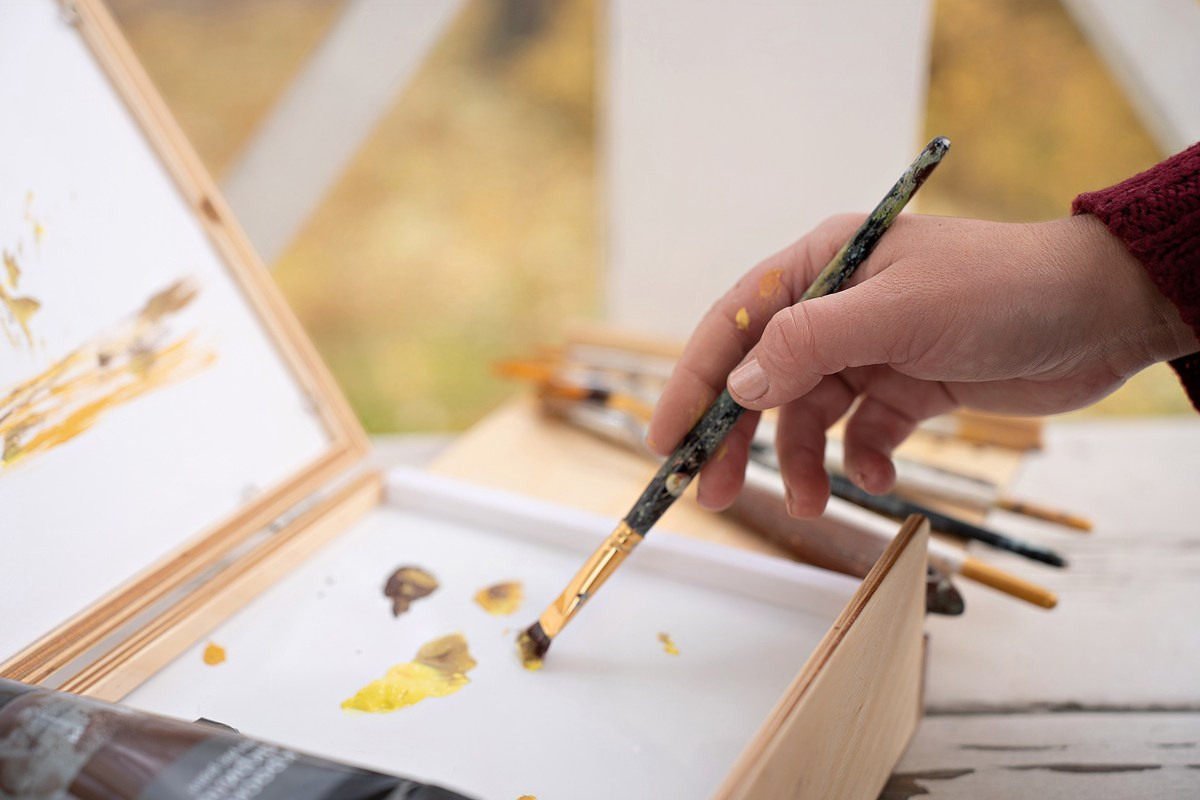 Кистью и листьями. Художник Анна Пятковская. Фотограф Мария Ковкова