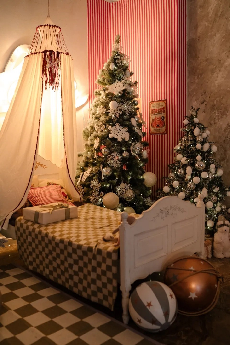 Новогодние декорации 2025-2026. Свадебный фотограф Ярославль Ирина Волоцкая