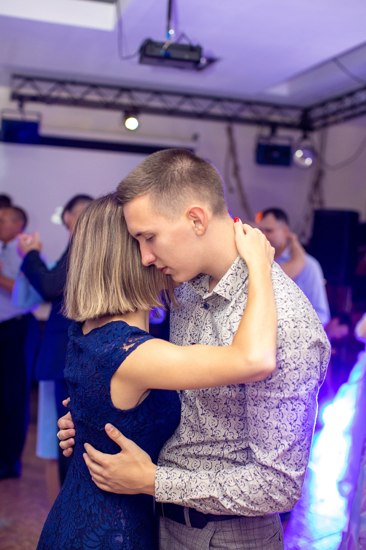 Свадебная фотография банкета в тёмным помещении светлые люди качественно сделанные фотографии репортажная съемка Кемерово Кузбасс