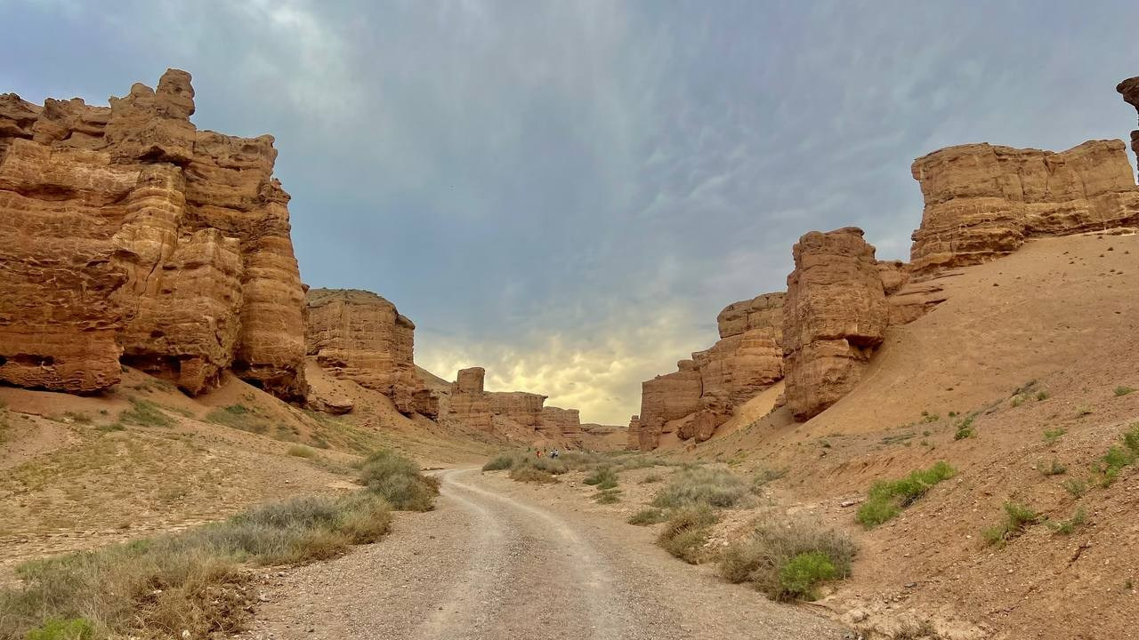 Экскурсия и тур в Долину Замков Чарынского каньона из Алматы. Увидим Долину Замков сверху и снизу