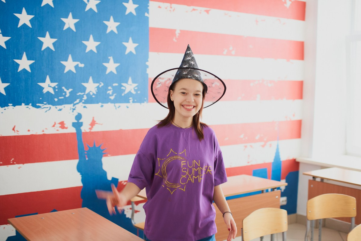 Тематический праздник в языковой школе FunLS. Репортажный и женский фотограф в Новосибирске