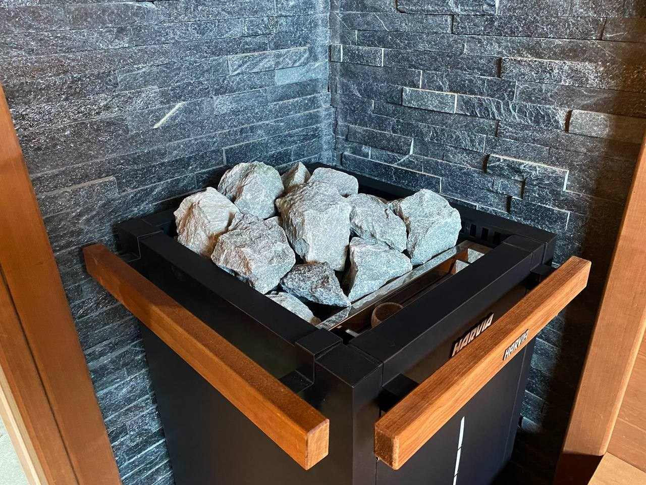 Парная, в которой есть даже Диван! Все детали в ней из термоольхи, а печь с автозаливом сама поддержит температурно- влажностный режим. SaunaTopMasters