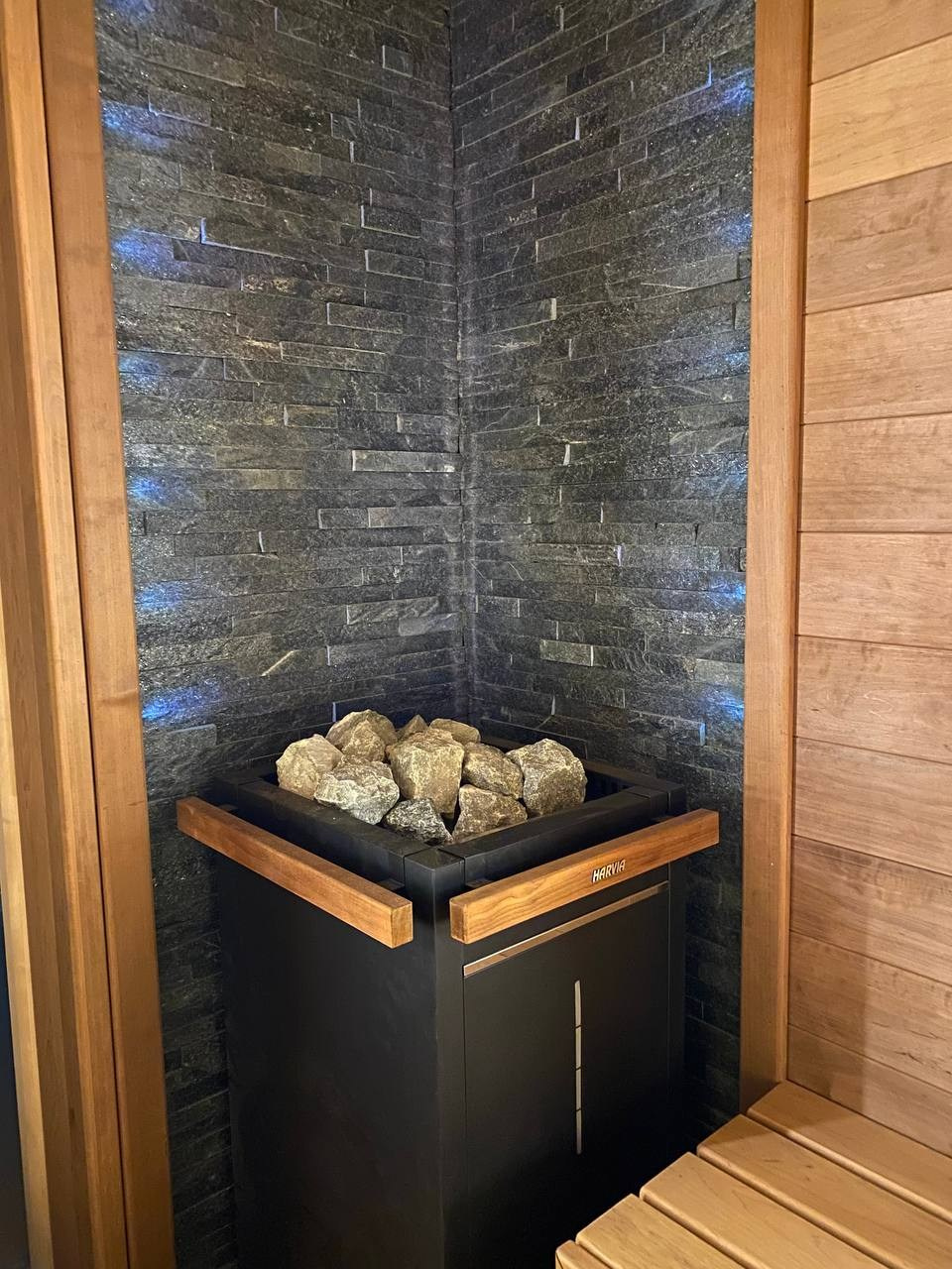 Парная, в которой есть даже Диван! Все детали в ней из термоольхи, а печь с автозаливом сама поддержит температурно- влажностный режим. SaunaTopMasters