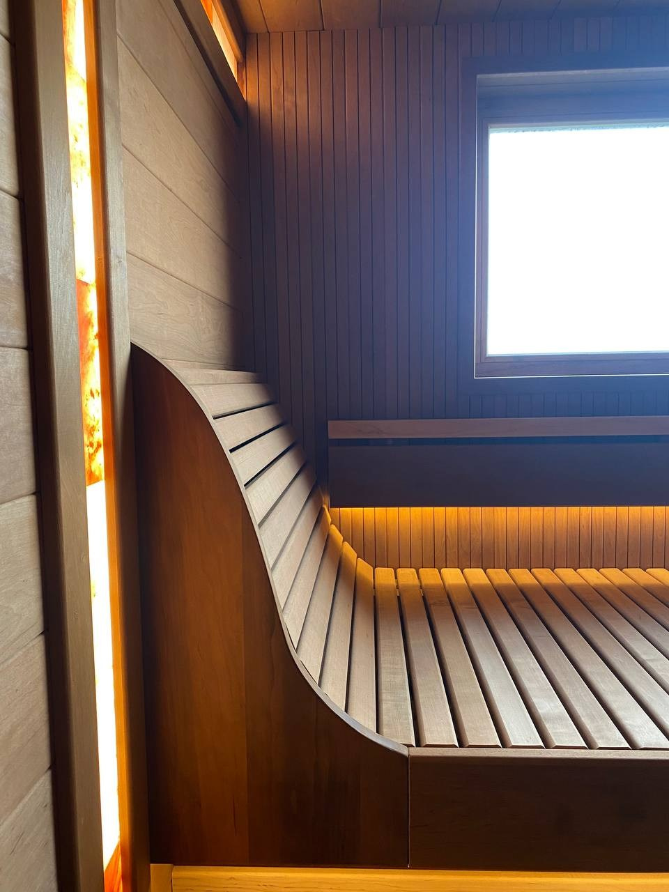 Парная, в которой есть даже Диван! Все детали в ней из термоольхи, а печь с автозаливом сама поддержит температурно- влажностный режим. SaunaTopMasters