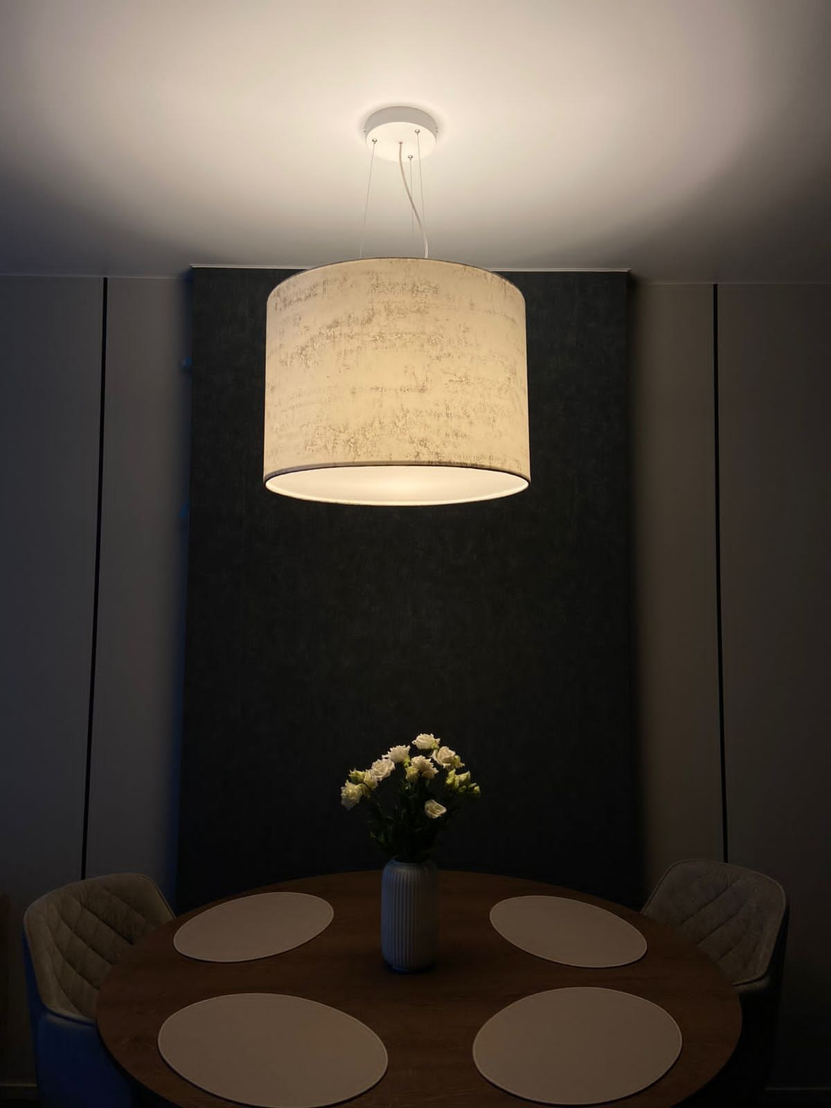 Тканевые абажуры над столом в современном интерьере